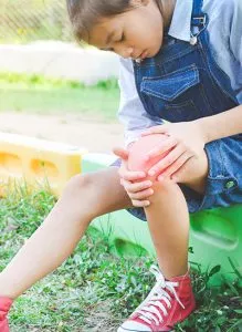 Child with hurt knee